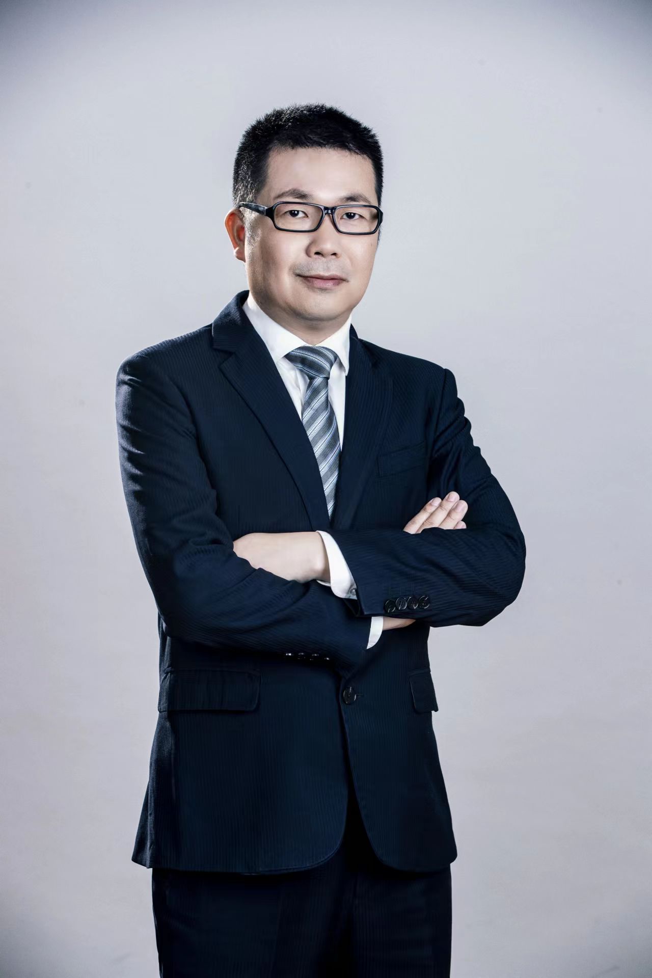 陈楚裕个人全身形象照.jpg